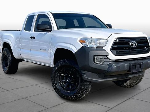 Used 2017 Toyota Tacoma SR image 3