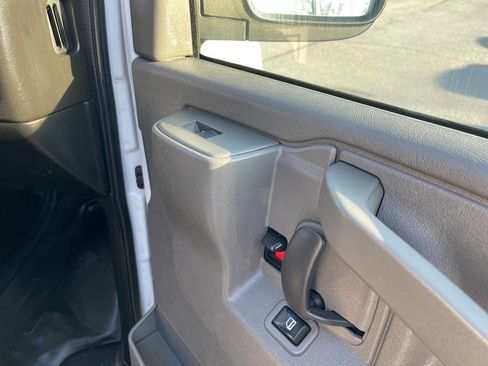 Used 2019 GMC Savana 2500 w/ Enhanced Convenience Package image 32
