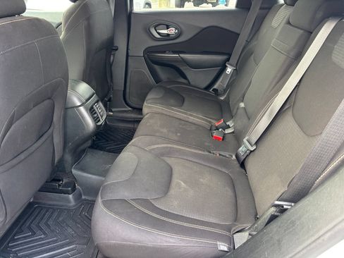 Used 2017 Jeep Cherokee Latitude FWD image 12