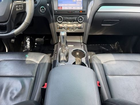 Used 2017 Ford Explorer XLT w/ Equipment Group 202A AWD/4WD image 12