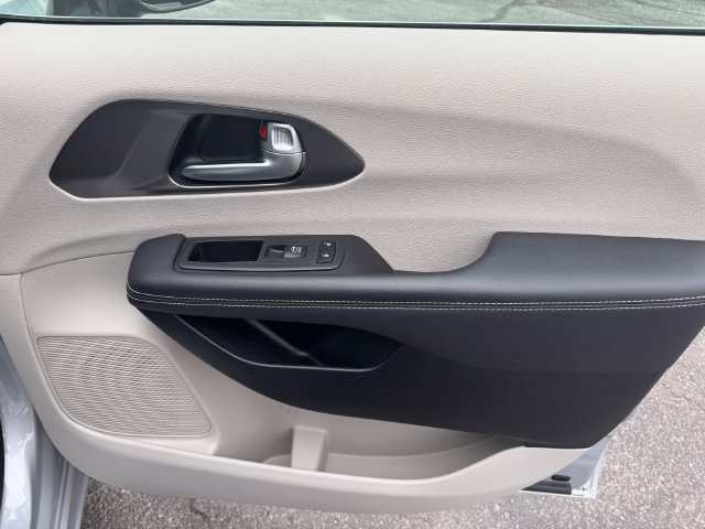 Certified 2024 Chrysler Pacifica Touring-L FWD image 13