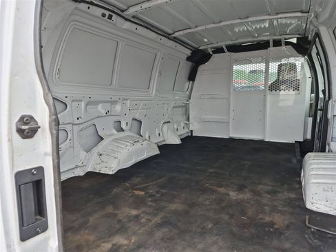 Used 2009 Ford E-350 and Econoline 350 Extended Super Duty RWD image 29
