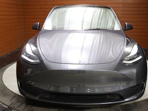 Used 2022 Tesla Model Y Long Range image 2