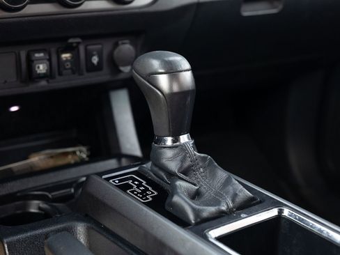 Used 2018 Toyota Tacoma TRD Off-Road AWD/4WD image 29