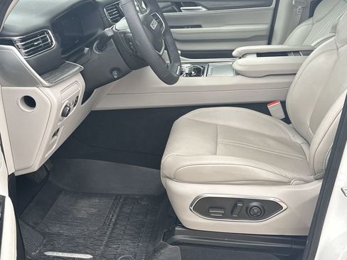 Used 2024 Jeep Wagoneer Series III w/ Premium Group I image 9