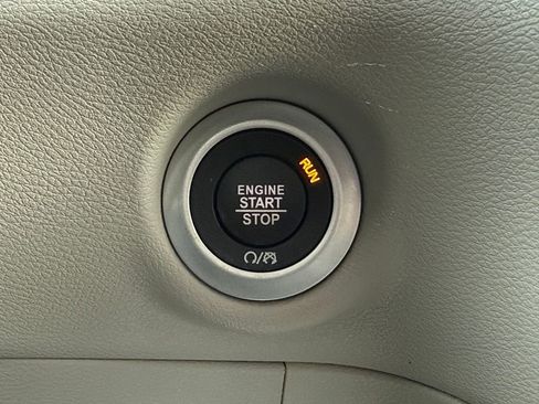 Used 2024 Chrysler Pacifica Touring-L image 23