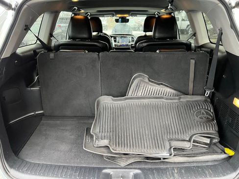 Used 2019 Toyota Highlander XLE AWD/4WD image 12