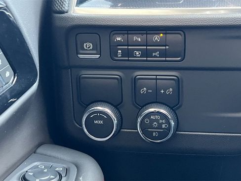 Used 2025 Chevrolet Suburban RST image 39