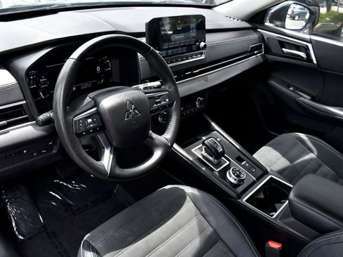 Used 2023 Mitsubishi Outlander LE image 8