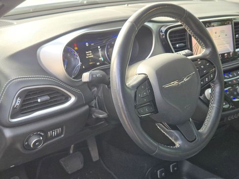 Used 2021 Chrysler Pacifica Touring-L w/ Premium & Safety Sphere Group FWD image 10