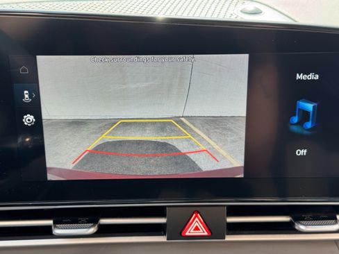 Used 2023 Hyundai Elantra SEL w/ Convenience Package image 25