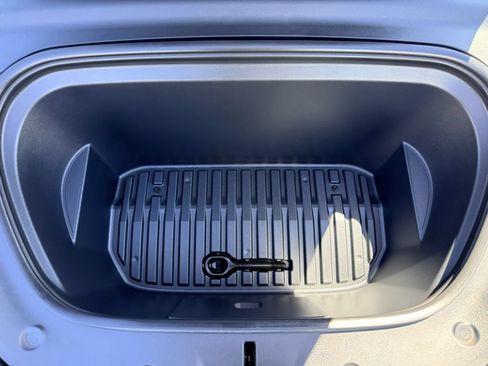 Used 2022 Tesla Model Y Long Range AWD/4WD image 3