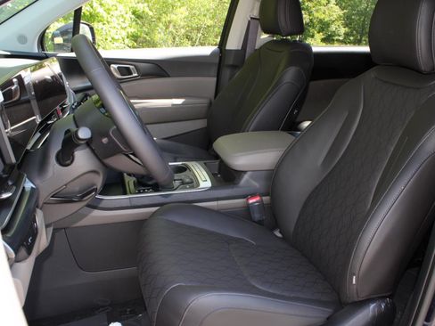 New 2026 Kia Carnival FWD image 17