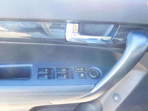 Used 2013 Kia Sorento LX image 16