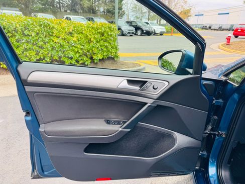 Used 2016 Volkswagen Golf S image 10