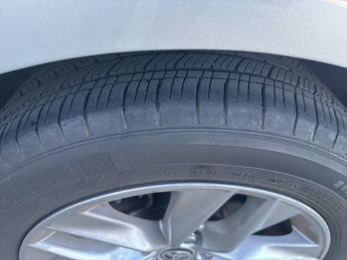 Used 2022 Toyota Avalon XLE w/ Moonroof Package image 17