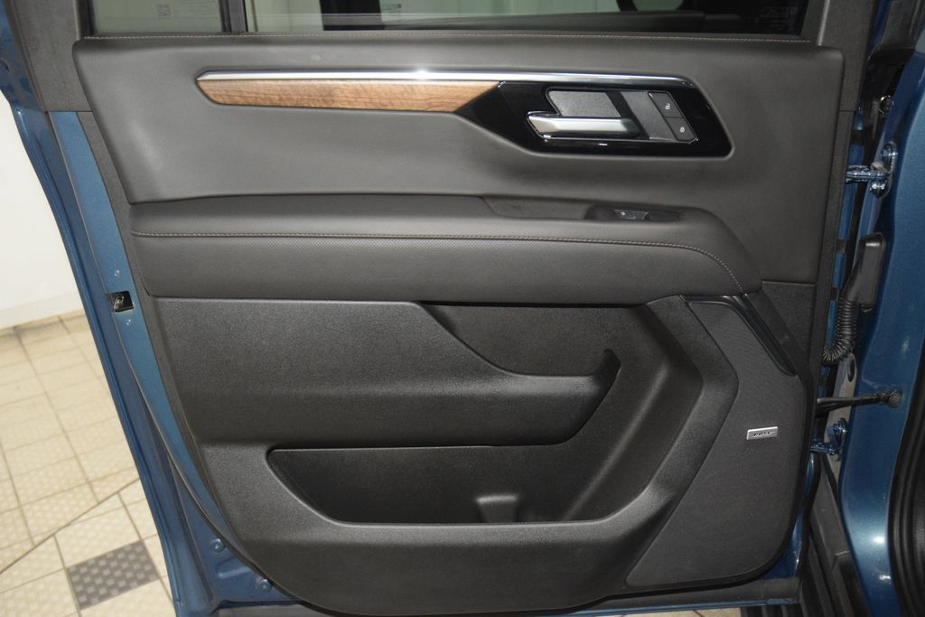 Used 2025 Chevrolet Suburban High Country AWD/4WD image 47