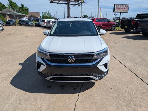 Used 2023 Volkswagen Taos SE AWD/4WD image 2