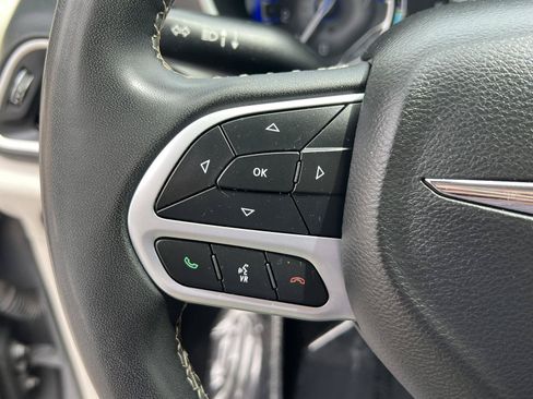 Used 2022 Chrysler Pacifica Touring-L FWD image 32