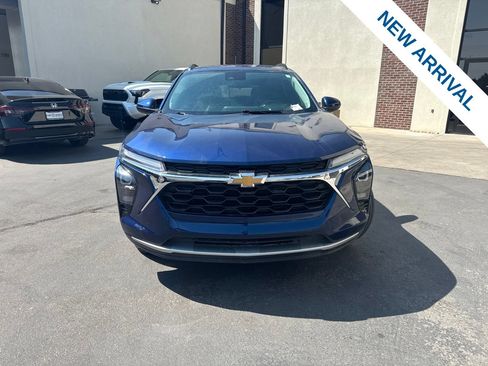 Used 2024 Chevrolet Trax LT w/ LT Convenience Package FWD image 2