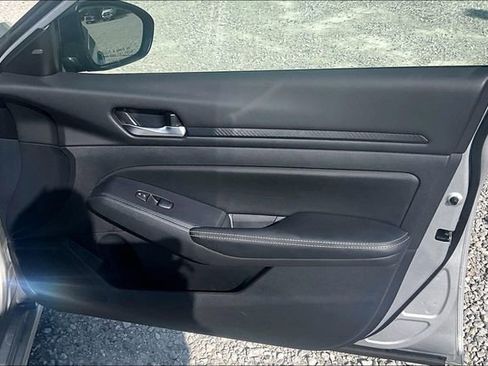 Used 2024 Nissan Altima 2.5 SV FWD image 24