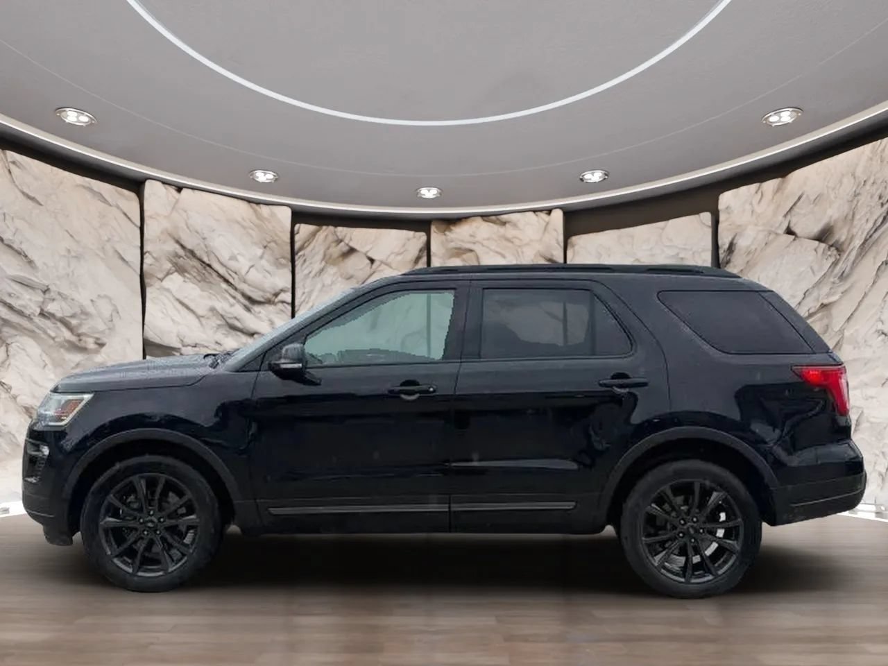 Used 2018 Ford Explorer XLT w/ Equipment Group 202A AWD/4WD image 4