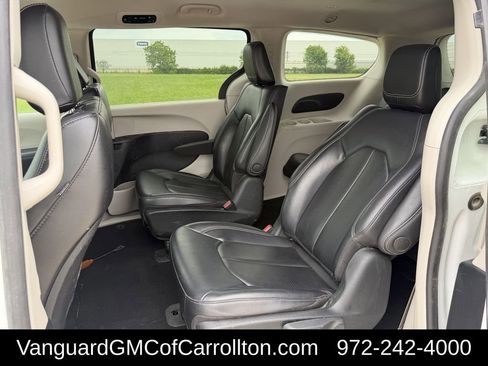 Used 2023 Chrysler Pacifica Touring-L FWD image 30