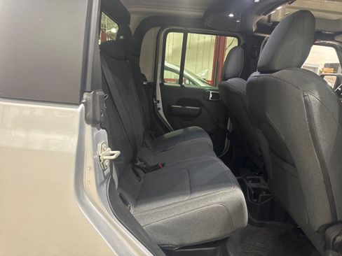 Used 2024 Jeep Gladiator Sport AWD/4WD image 13