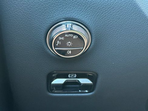 Used 2025 Mercedes-Benz GLC 350e 4MATIC image 32
