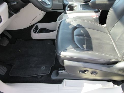 Used 2023 Chrysler Pacifica Touring-L FWD image 19