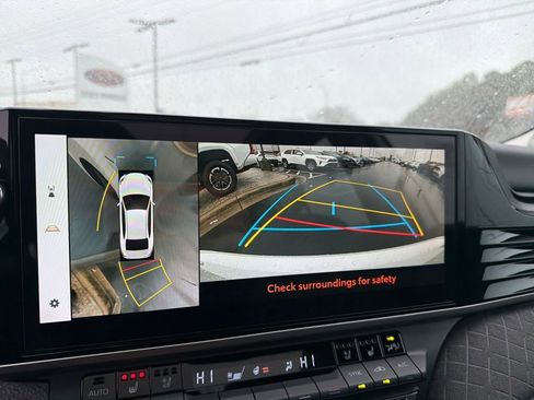 Used 2025 Toyota Camry XLE image 16