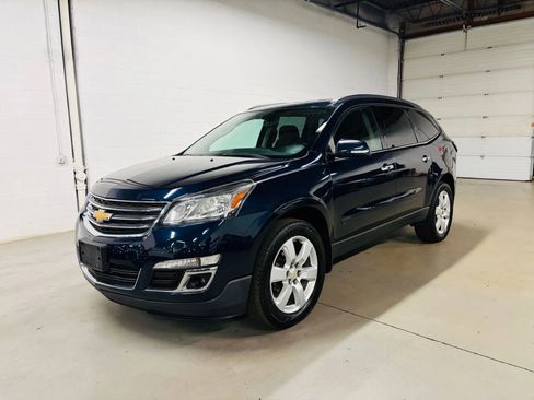 Used 2017 Chevrolet Traverse LT w/ Style and Technology Package image 2