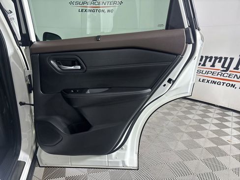 Used 2023 Nissan Rogue SL w/ SL Premium Package image 29