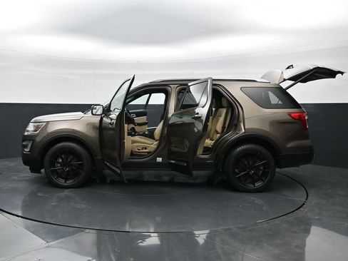 Used 2016 Ford Explorer XLT w/ Equipment Group 202A AWD/4WD image 48