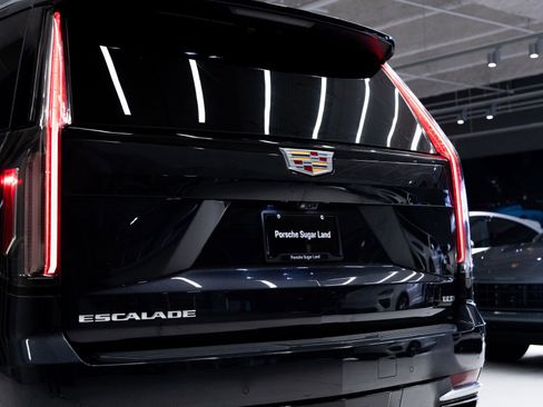 Used 2023 Cadillac Escalade Premium Luxury RWD image 32
