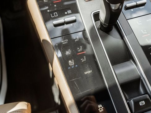 Used 2022 Porsche Macan image 23