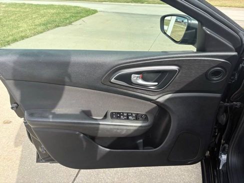 Used 2016 Chrysler 200 Limited image 9