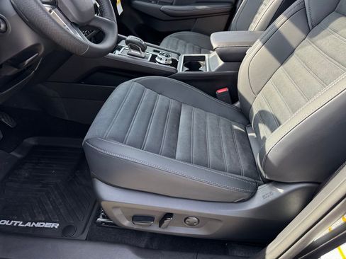 New 2025 Mitsubishi Outlander SE image 29