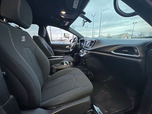 Used 2018 Chrysler Pacifica Touring Plus w/ S Appearance Package image 25