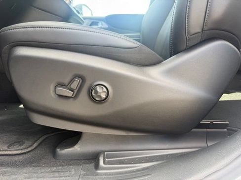 New 2027 Chrysler Pacifica Select FWD image 24