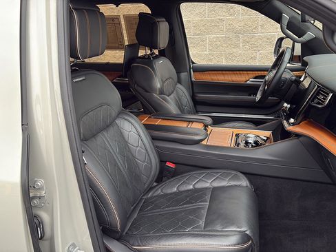 Used 2022 Jeep Grand Wagoneer Series III w/ Rear Seat Video Group 1 AWD/4WD image 23