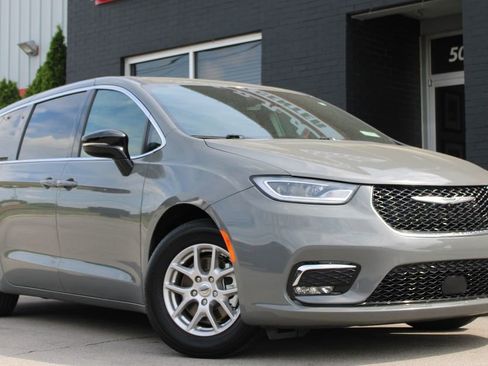 Used 2025 Chrysler Pacifica Select FWD image 15