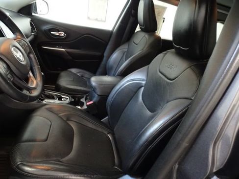 Used 2019 Jeep Cherokee Limited AWD/4WD image 2