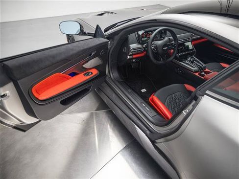 Used 2025 Aston Martin Vanquish RWD image 21