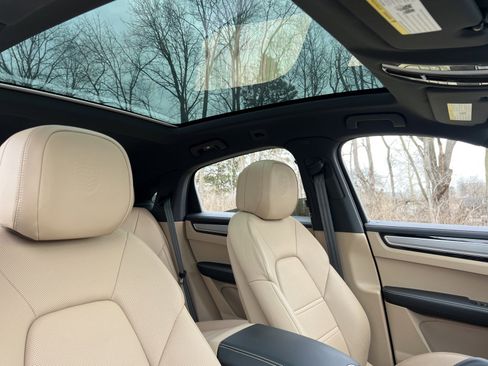 Certified 2023 Porsche Cayenne Platinum Edition image 22