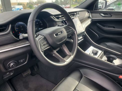 Used 2025 Jeep Grand Cherokee L Limited w/ Black Appearance Package AWD/4WD image 17