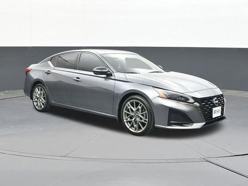 Used 2023 Nissan Altima 2.0 SR image 1