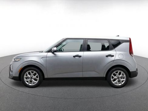 Used 2025 Kia Soul LX w/ LX Technology Package FWD image 4