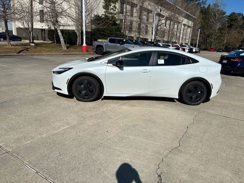 New 2026 Toyota Prius LE image 2