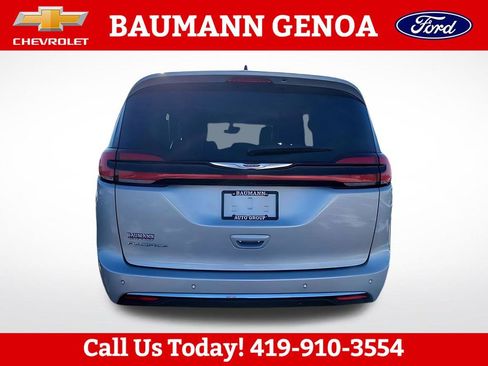 Used 2024 Chrysler Pacifica Touring-L FWD image 9